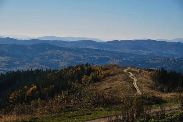 Montagnes à l'horizon, route sur les montagnes . — Photo