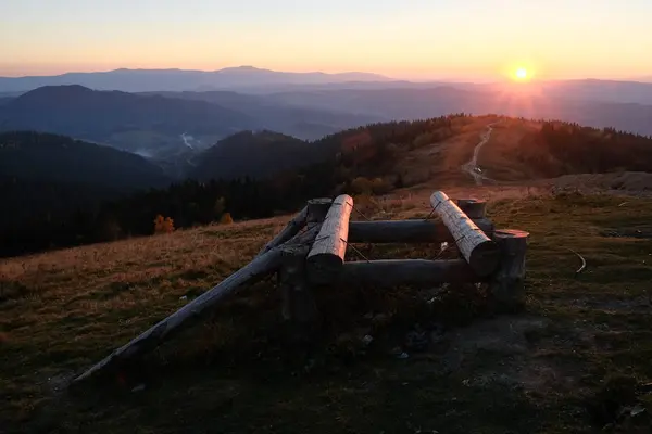Coucher de soleil dans les montagnes. Le soleil se couche — Photo