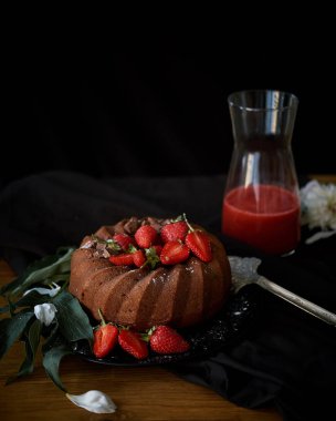 Siyah arka planda turta ve çilek.