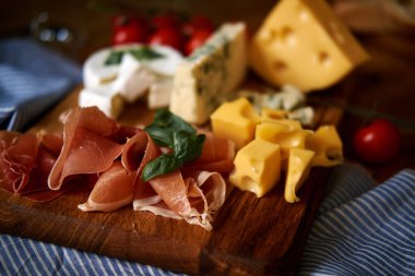 Tahtada çeşitli atıştırmalıklar.