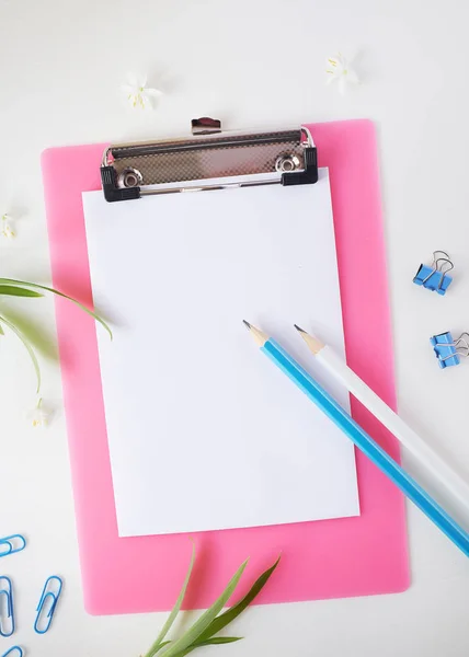 Schrijfinstrumenten en Klembord roze op het bureau — Stockfoto