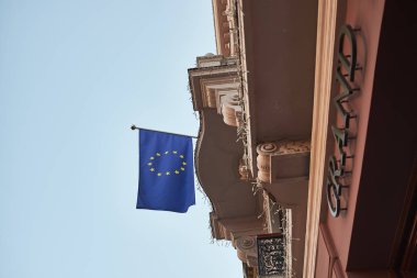 Ukrayna, Lviv 'de bir otelin üzerinde açık bir gökyüzünde Avrupa Birliği bayrağı