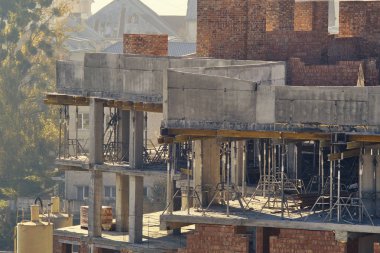 İnşaat halindeki ev, görünür katlar, beton bloklar..