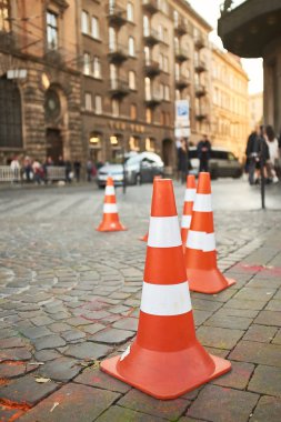 Asfalt yolda turuncu koniler. Yakın plan.