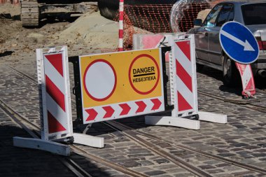 Tramvay raylarında tehlike işareti var..