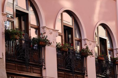 Şehir merkezinde eski bir binanın büyük ön camları.