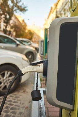 Ukrayna 'da bir şarj istasyonunda elektrikli bir arabaya yakıt ikmali yapmak.