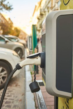 Elektrikli araçlar için şarj istasyonunun prizine takılı elektrikli araç