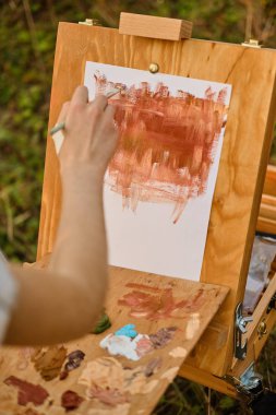 Doğada bir çocuğun çizimiyle kolay. El çerçevede görünür.