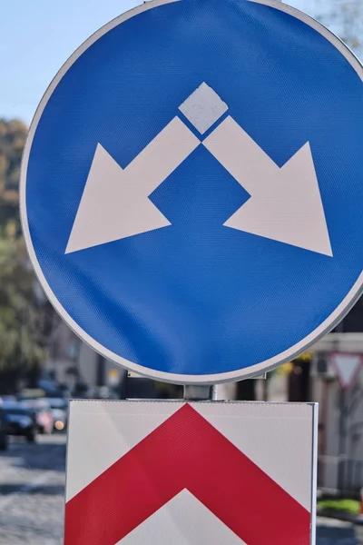 Signo azul con dos flechas blancas que indican izquierda y derecha . — Foto de Stock