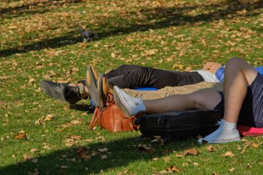 Erkek ayakları çimlerin üzerinde.