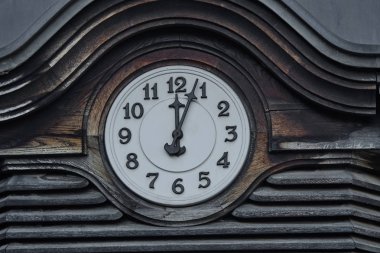 Beyaz yuvarlak şehir saati