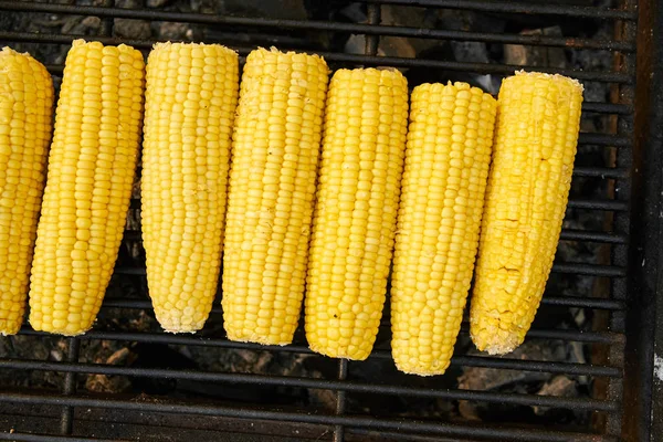 Mazorcas de maíz se encuentran en la parrilla — Foto de Stock
