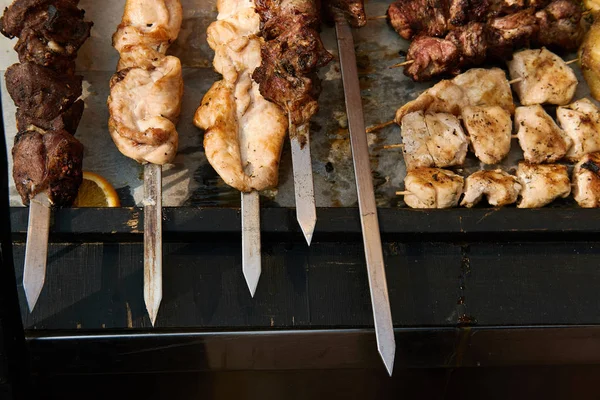 Grillowane mięso na szaszłykach leży na grillu — Zdjęcie stockowe