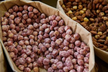 Büyük kağıt torbalarda bir sürü şekerli fındık. Badem, Kettle, Fındık