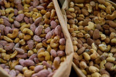 Büyük kağıt torbalarda bir sürü şekerli fındık. Badem, Kettle, Fındık