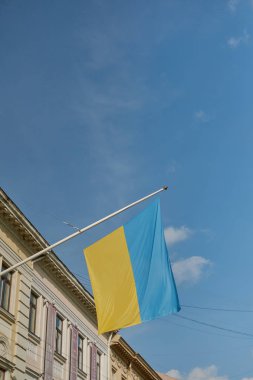 Mavi gökyüzüne karşı Ukrayna bayrağı