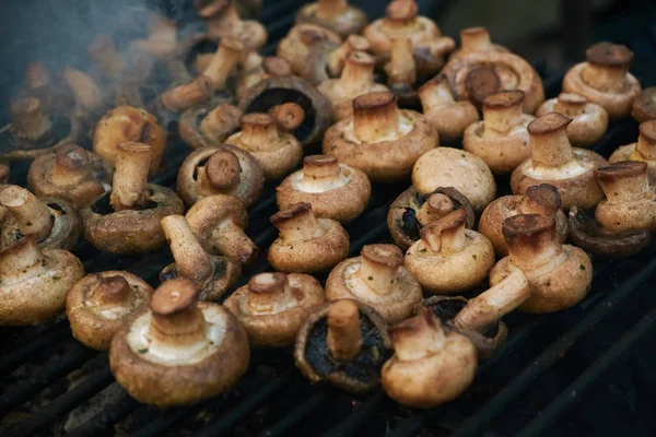 Grillowane champignons leżą na grillu — Zdjęcie stockowe