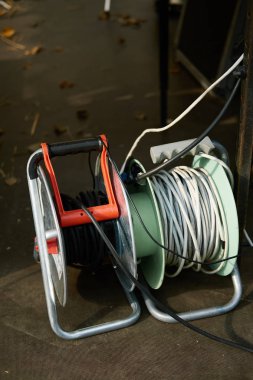 İzole edilmiş iki tel bobini.