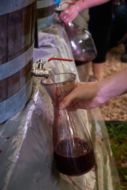 Tahta fıçıdan şarap dök.