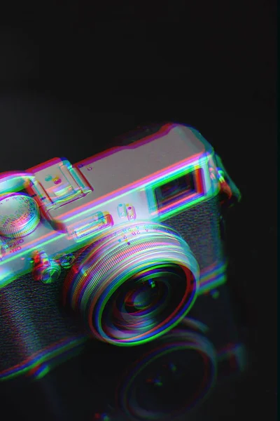 Retro kamera med läderrem på svart bakgrund. Glitch effekt — Gratis stockfoto