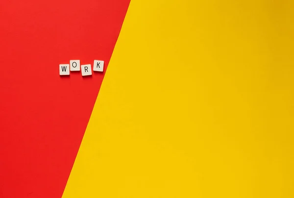 İş kelimesi. Kırmızı ve sarı arka planda harfleri olan bloklar. Tercih kavramı ve kopyalama alanı. — Stok fotoğraf