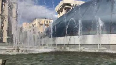 Kiev, Ukrayna, 22 Temmuz 2020 Şehrin merkez meydanındaki Çeşmeler - Bağımsızlık Meydanı. Evler ve mavi gökyüzü çeşmelerin arkasında görünür..