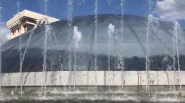 Kiev, Ukrayna, 22 Temmuz 2020 Şehrin merkez meydanındaki Çeşmeler - Bağımsızlık Meydanı. alışveriş merkezinin kubbesinin arka planına karşı..