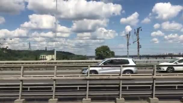 16 juli 2020, Kiev, Ukraina. Tåget färdas över järnvägsbron över floden Dnepr. Inspelning från ett tågfönster. — Stockvideo