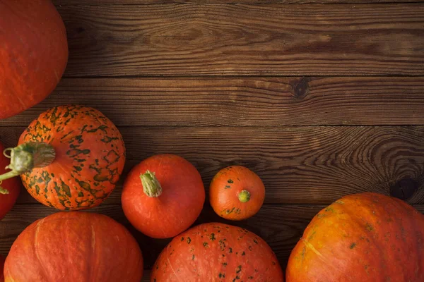 Zucche arancioni su un vecchio tavolo di legno. Vista dall'alto, spazio di copia e concetto di ringraziamento.. — Foto Stock