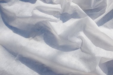 Güneş ışınları tarafından aydınlatılan dalgalı kumaşlı arka plan. Lüks arkaplan tasarımı 