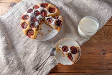 Erik turtası ve keten masa örtüsünün üstündeki masada bir bardak süt. Ev hayatı konsepti. New York Times 'ın tarifine göre turta.