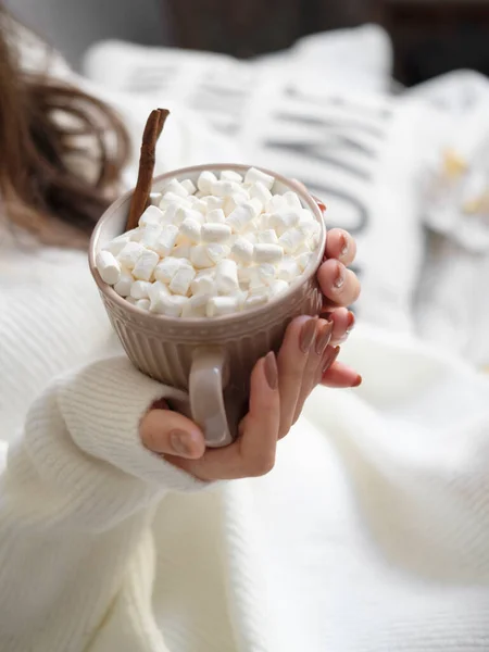 Frauenhände mit Maniküre mit einer Tasse heißer Schokolade und kleinen Marshmallows. Weihnachtszeit. Heißgetränk im Winter. — Stockfoto