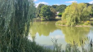 Göl şehrin ortasında