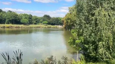 Göl şehrin ortasında