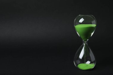 Siyah arkaplanda kum saati