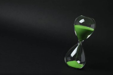 Siyah arkaplanda kum saati