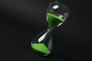 Siyah arkaplanda kum saati