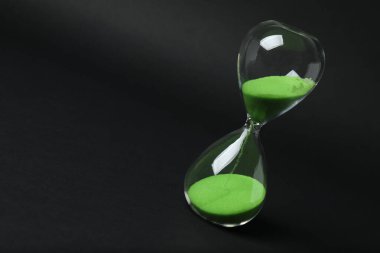 Siyah arkaplanda kum saati