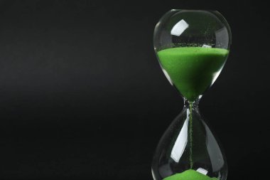 Siyah arkaplanda kum saati