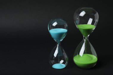 Siyah arkaplanda kum saati