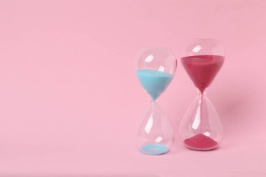 Pembe arka planda kum saati