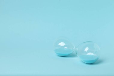 Mavi arkaplanda kum saati