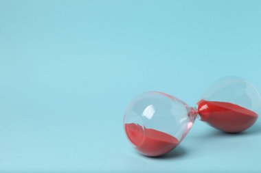 Mavi arkaplanda kum saati