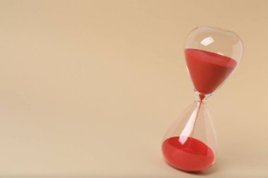 Bej arkaplanda kum saati