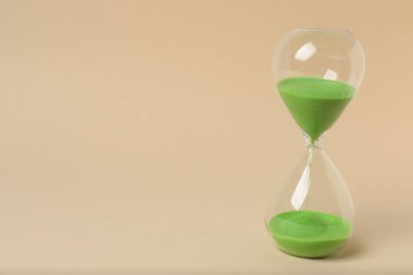 Bej arkaplanda kum saati