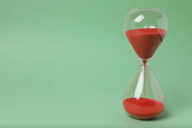 Yeşil arka planda kum saati