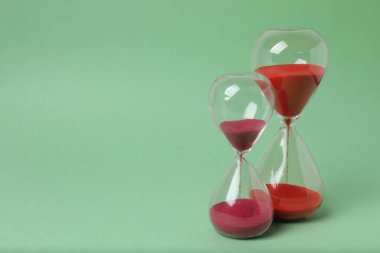 Yeşil arka planda kum saati