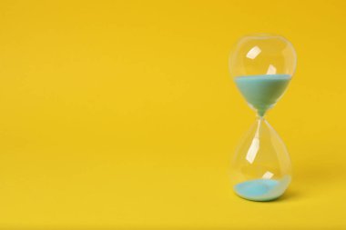 Sarı arka planda kum saati.