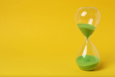 Sarı arka planda kum saati.